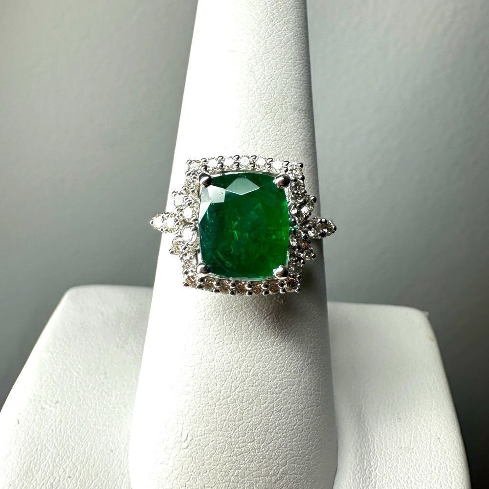 AMAZING 2.32ct cushion cut Pakistany Emerald / accent diamonds, in 18kt WG ring!